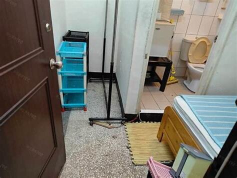 冰箱在廁所 旁邊